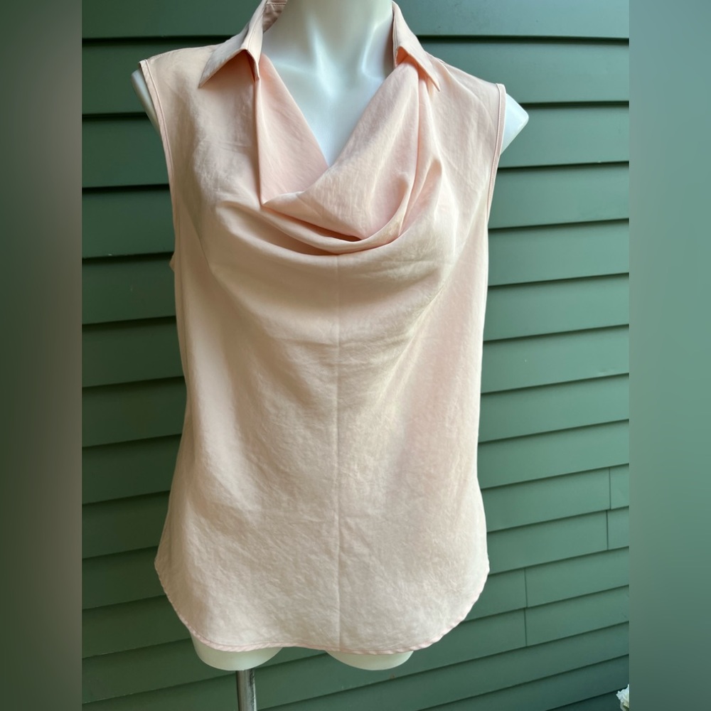 Lovely Peach Colored Calvin Klein sleeveless Blouse  🍑 👚
